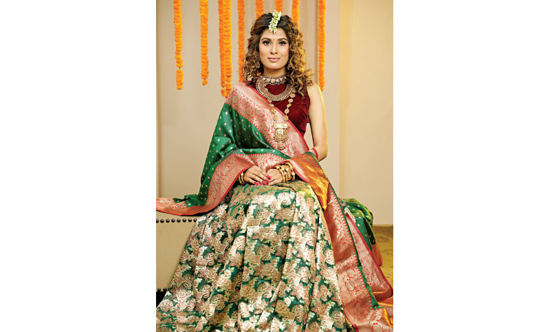 মেহেদির রঙে উৎসবের শুরু