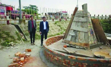 চলছে গফরগাঁওয়ে ঐতিহ্যবাহী লাফা বেগুনের ভাস্কর্য তৈরির কাজ