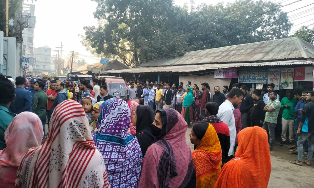 গাজীপুরে অনির্দিষ্টকালের জন্য কারখানা বন্ধ, শ্রমিকদের বিক্ষোভ