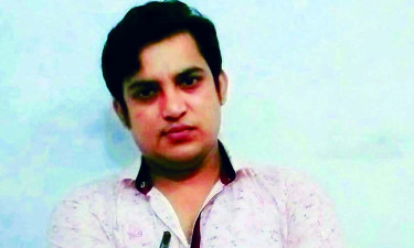 ভিডিও কলে প্রেমিকা, ফাঁস নিলেন চিকিৎসক