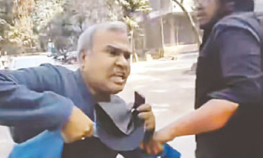 ঢাবির দুই শিক্ষককে ডাকসু নেতার ধাওয়া