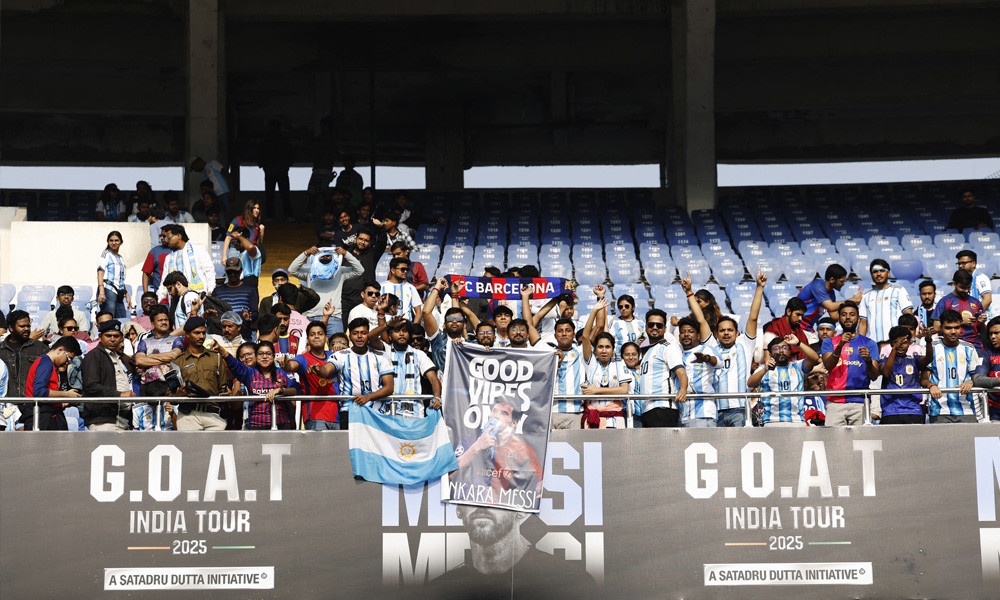 মেসিকে দেখতে না পেয়ে হতাশ, ক্ষোভে ফেটে পড়লেন ভক্তরা