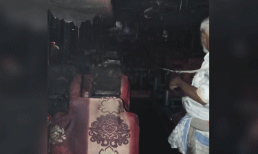 সোনাপুরে বাসে অগ্নিকাণ্ডে পুড়ল কয়েকটি আসন