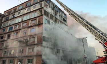 কেরানীগঞ্জে বহুতল ভবনে আগুন, নিয়ন্ত্রণে ১২ ইউনিট