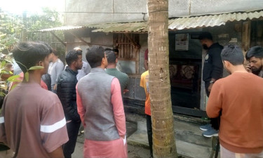 ওসমান হাদির গ্রামের বাড়িতে মানুষের ভিড়