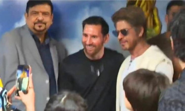 শাহরুখকে দেখে হাত বাড়িয়ে দিলেন মেসি