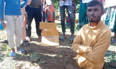 মাকে মারধরের অভিযোগ, যুবককে মাটিতে পুঁতে রাখল এলাকাবাসী