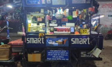 রংপুরে অটোরিকশার ভেতর ‘স্মার্ট মোবাইল বিউটি পার্লার’