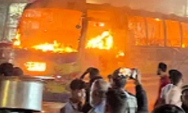 বাড্ডায় যাত্রীবাহী বাসে আগুন