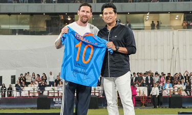 মেসিকে জার্সি উপহার দিয়ে শচীনের বিনয়ী বক্তব্য