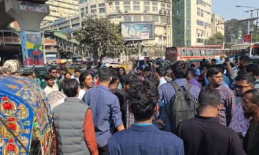 স্বরাষ্ট্র উপদেষ্টার পদত্যাগের দাবিতে শাহবাগ ব্লকেড