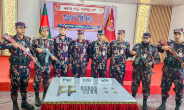 চাঁপাইনবাবগঞ্জ সীমান্তে ৪টি আমেরিকান পিস্তল, ২৪ রাউন্ড গুলি ও ৯টি ম্যাগাজিন জব্দ