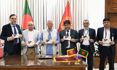 বিজয় দিবস উপলক্ষে স্মারক ডাকটিকিট অবমুক্ত করলেন প্রধান উপদেষ্টা