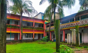 স্কুল ফটকে তালা, বিজয় দিবসে শহীদ মিনারে ফুল দিতে বাধার অভিযোগ