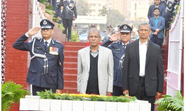 রাজারবাগ পুলিশ স্মৃতিস্তম্ভে স্বরাষ্ট্র উপদেষ্টা ও আইজিপির শ্রদ্ধা