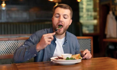 শরীরের উৎকট গন্ধ? তালিকায় এই খাবারগুলো নেই তো?