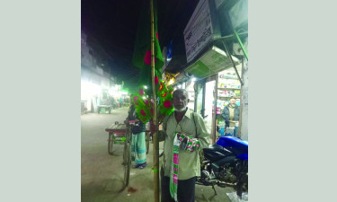 ‘পার্বতীপুরে বিজয়ের মাসে লাল-সবুজের ফেরিওয়ালা’
