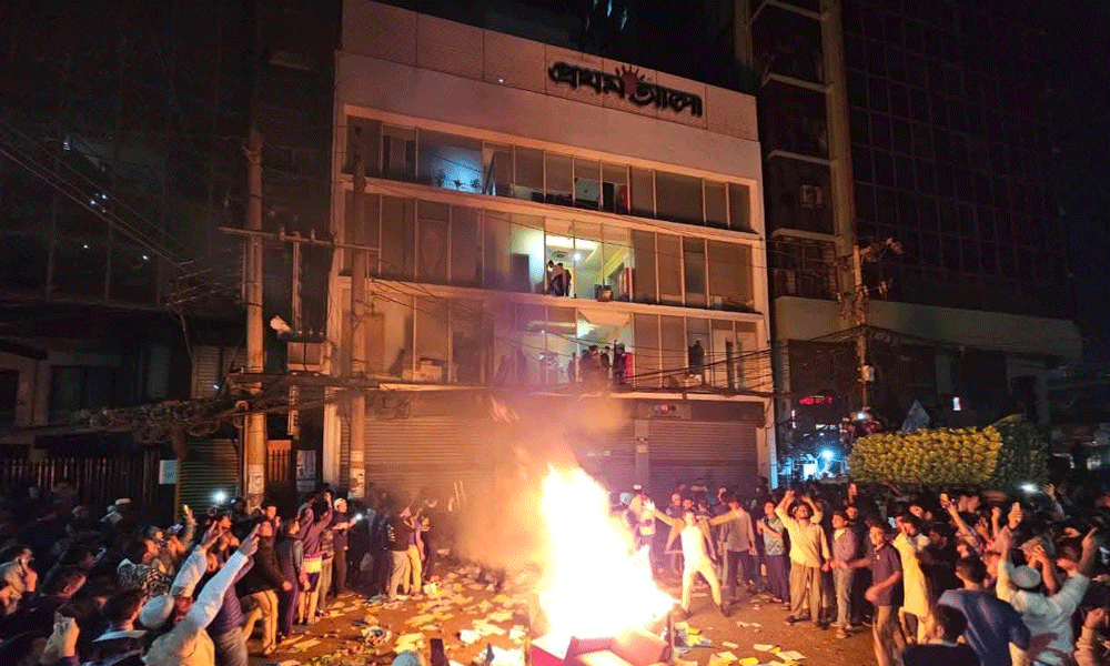 প্রথম আলো ও ডেইলি স্টার কার্যালয়ে হামলা-ভাঙচুর