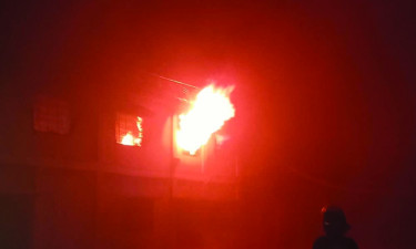 সাবেক নৌ প্রতিমন্ত্রী ও মেয়রের বাড়িতে আগুন