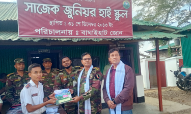 সাজেকে স্কুলে ল্যাপটপ ও শিক্ষার্থীদের মাঝে পাঠ্যবই বিতরণ করেছে সেনাবাহিনী