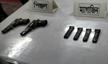 চাঁপাইনবাবগঞ্জ সীমান্তে ২টি বিদেশি পিস্তল, ৫ রাউন্ড গুলি ও ৪টি ম্যাগাজিন জব্দ