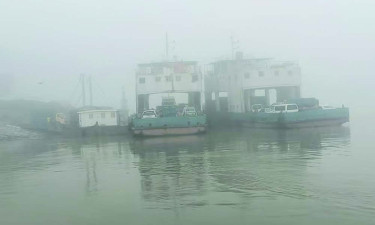 ঘন কুয়াশায় দৌলতদিয়া-পাটুরিয়া নৌ রুটে ফেরি চলাচল বন্ধ