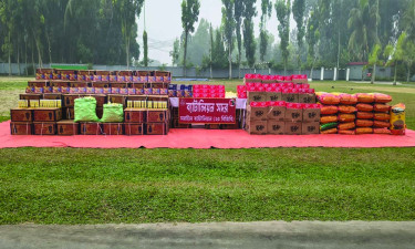 কুরিয়ারের কাভার্ডভ্যানে মিলল ৬৮ লাখ টাকার ভারতীয় পণ্য