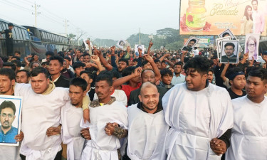 কুমিল্লা-৭ আসনে প্রার্থী পরিবর্তনের দাবিতে কাফনের কাপড় পরে বিক্ষোভ