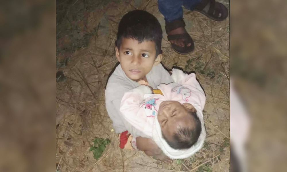 অসুস্থ হওয়ায় ২ শিশুকে রাস্তায় ফেলে গেলেন স্বজনরা!