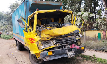 রডভর্তি ট্রাকের পেছনে কাভার্ড ভ্যানের ধাক্কা, নিহত ২