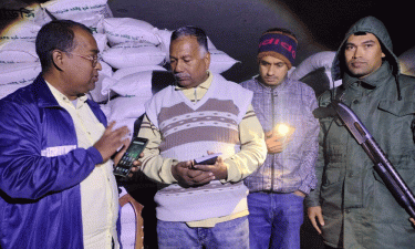 সিরাজগঞ্জে অবৈধভাবে মজুদ সার জব্দ, জরিমানা