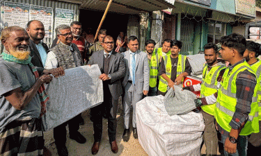 চরভদ্রাসনে শীতার্তদের পাশে উপজেলা প্রশাসন