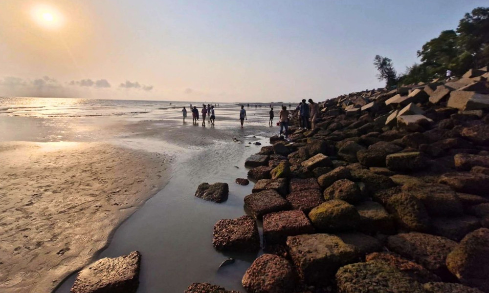 নিরিবিলি প্রকৃতির ঠিকানা আকিলপুর সমুদ্রসৈকত