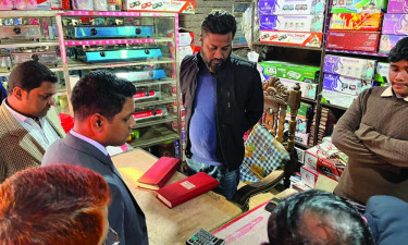 সিংগাইরে বেশি দামে গ্যাস সিলিন্ডার বিক্রি, দুই প্রতিষ্ঠানকে জরিমানা