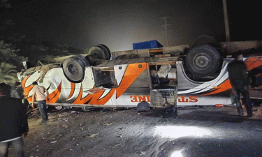 চান্দিনায় নিয়ন্ত্রণ হারিয়ে যাত্রীবাহী বাস উল্টে নিহত ২, আহত ১৫