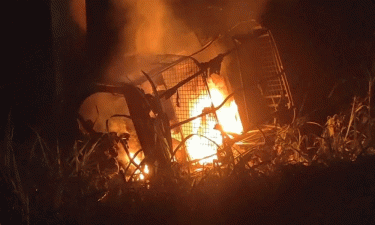 সোনারগাঁয়ে ছিনতাইকারীদের সিএনজিতে জনতার আগুন, আটক ২
