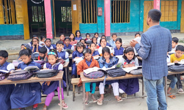 বিদ্যালয় বেহাল, খোলা মাঠে পাঠদান