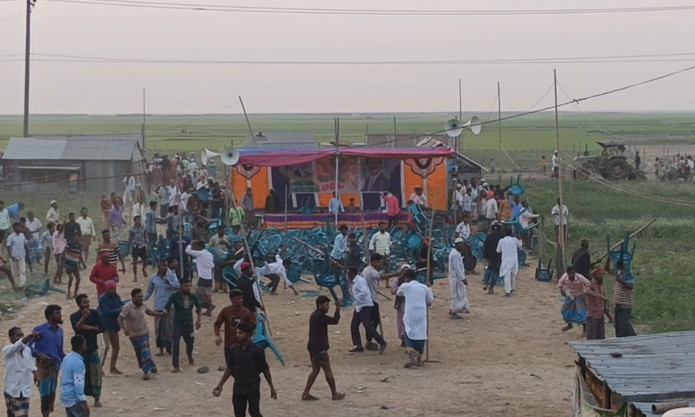 নির্বাচনী জনসভায় চেয়ারে বসা নিয়ে বিএনপি-যুবদলের সংঘর্ষ, আহত ৩০