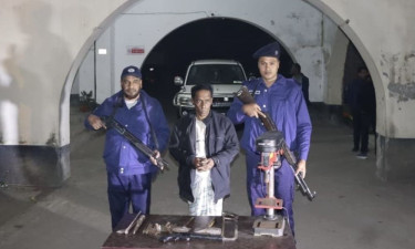 ফরিদপুরে কারখানায় যৌথ বাহিনীর অভিযানে অস্ত্র উদ্ধার, গ্রেপ্তার ১