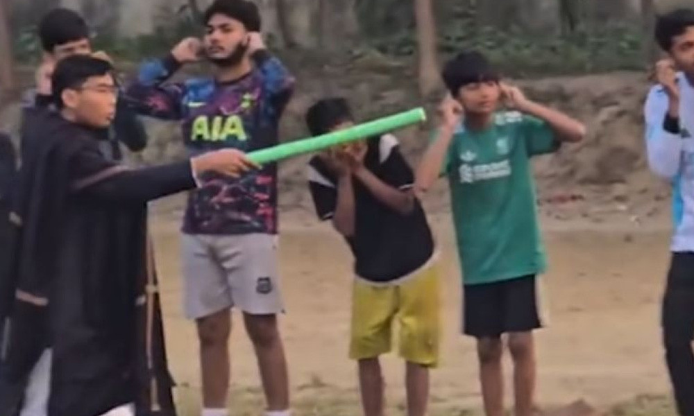সর্বমিত্রের সামনে কান ধরে উঠবস করছে একদল কিশোর, ভিডিও ভাইরাল