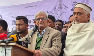 ঠাকুরগাঁওয়ে বিএনপির নির্বাচনী পথসভায় বক্তব্য দিচ্ছেন মির্জা ফখরুল ইসলাম আলমগীর