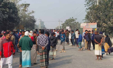 দিনাজপুরে বাসচাপায় প্রাণ গেল শিশুর, স্থানীয়দের সড়ক অবরোধ