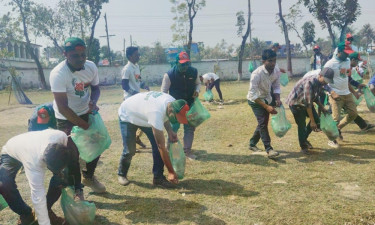 জামায়াতের জনসভায় ফেলে রাখা বর্জ্য পরিষ্কার করলেন বিএনপি নেতারা