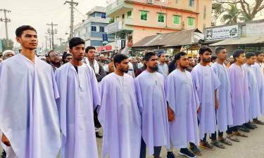 কাফনের কাপড় পরে নির্বাচনী মিছিলে জামায়াতের কর্মীরা