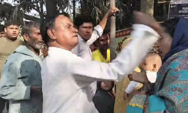 রাজশাহীতে ভোটকেন্দ্রের সামনে নারী প্রার্থীকে চড়-থাপ্পড়ের অভিযোগ