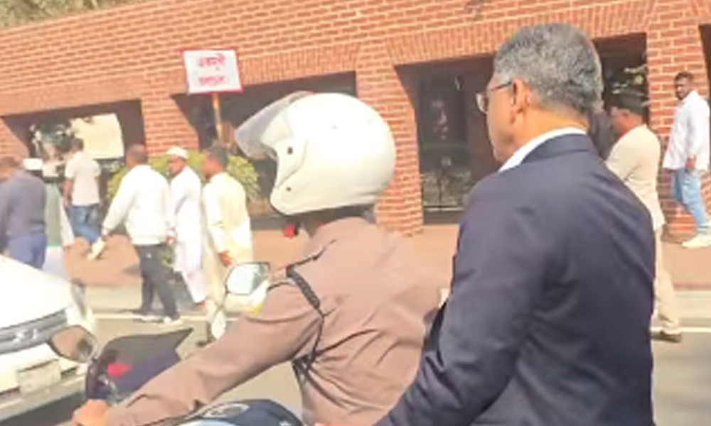 সালাহউদ্দিনকে মোটরসাইকেলে শপথ অনুষ্ঠানে আনলেন পুলিশ সদস্য