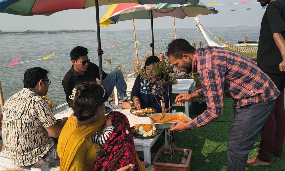 ব্রহ্মপুত্র নদে হাওড়ের প্রমোদতরি ‘মাস্তুল’