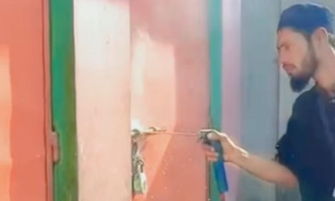 ঝালাই করে মদের দোকান বন্ধ করে দিলেন ক্ষুব্ধ মুসল্লিরা