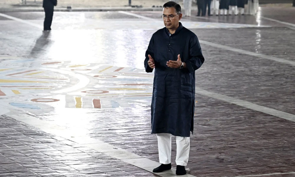 ইতিহাসে প্রথমবারের মতো শহীদ মিনারে শহীদদের মাগফিরাত কামনায় দোয়া প্রধানমন্ত্রীর