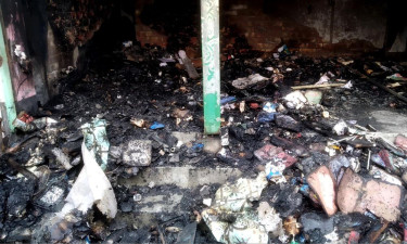 ফকিরহাটে  দোকান আগুনে পুড়ে ছাই